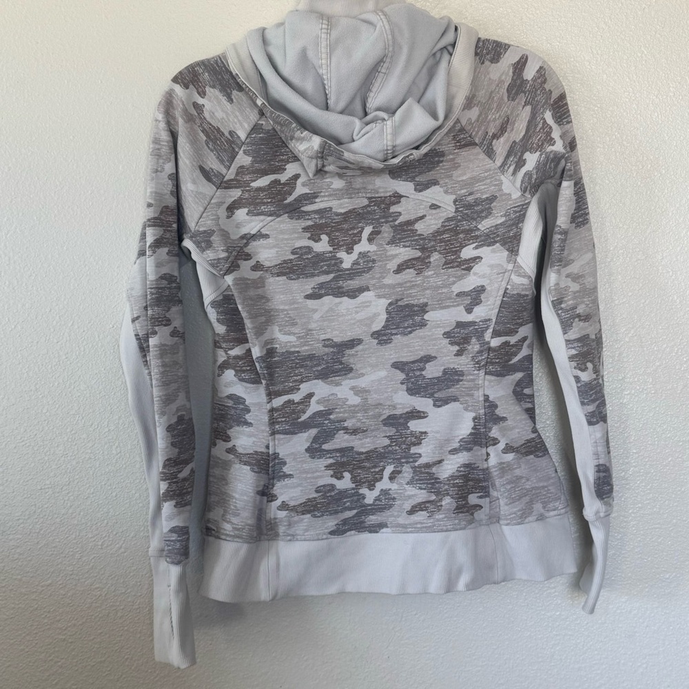 Athleta Triumph Printed Hoodie Gray Camo White Gray Sweatshirt S $118 - Picture 8 of 12